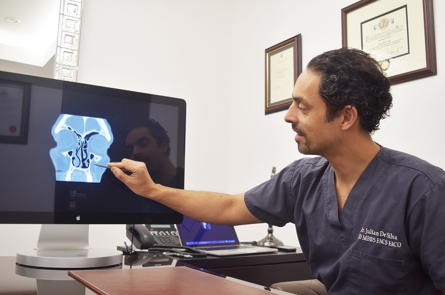 Julian De Silva displays - scheme x-ray head photo