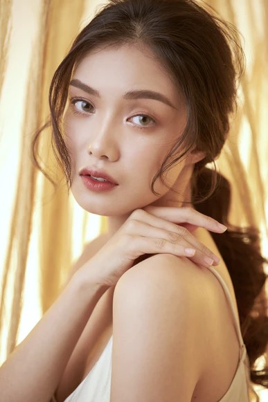 Best Plastic Surgeons for a Facelift: female model